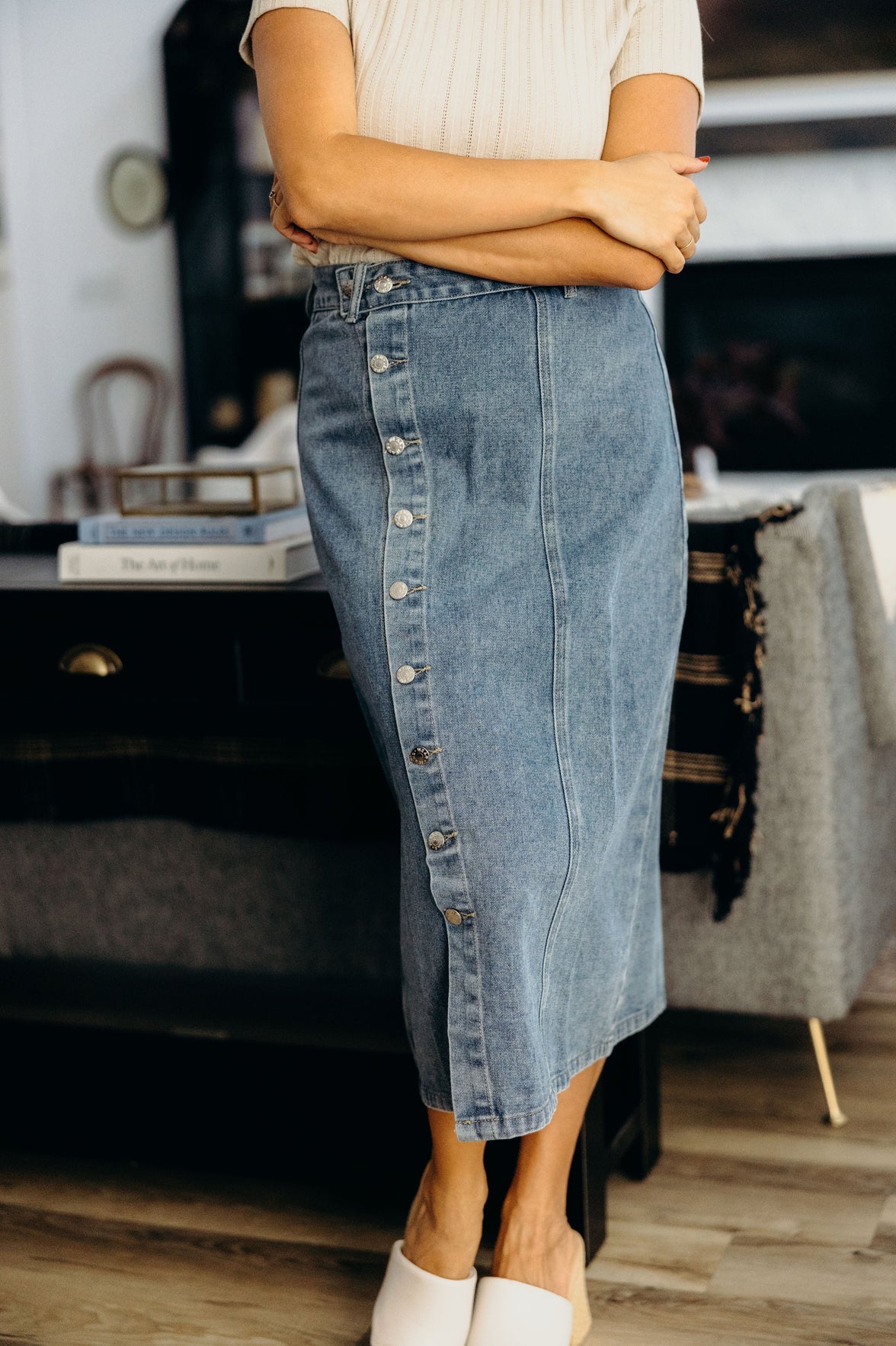 BUTTON FRONT DENIM SKIRT IN MEDIUM WASH