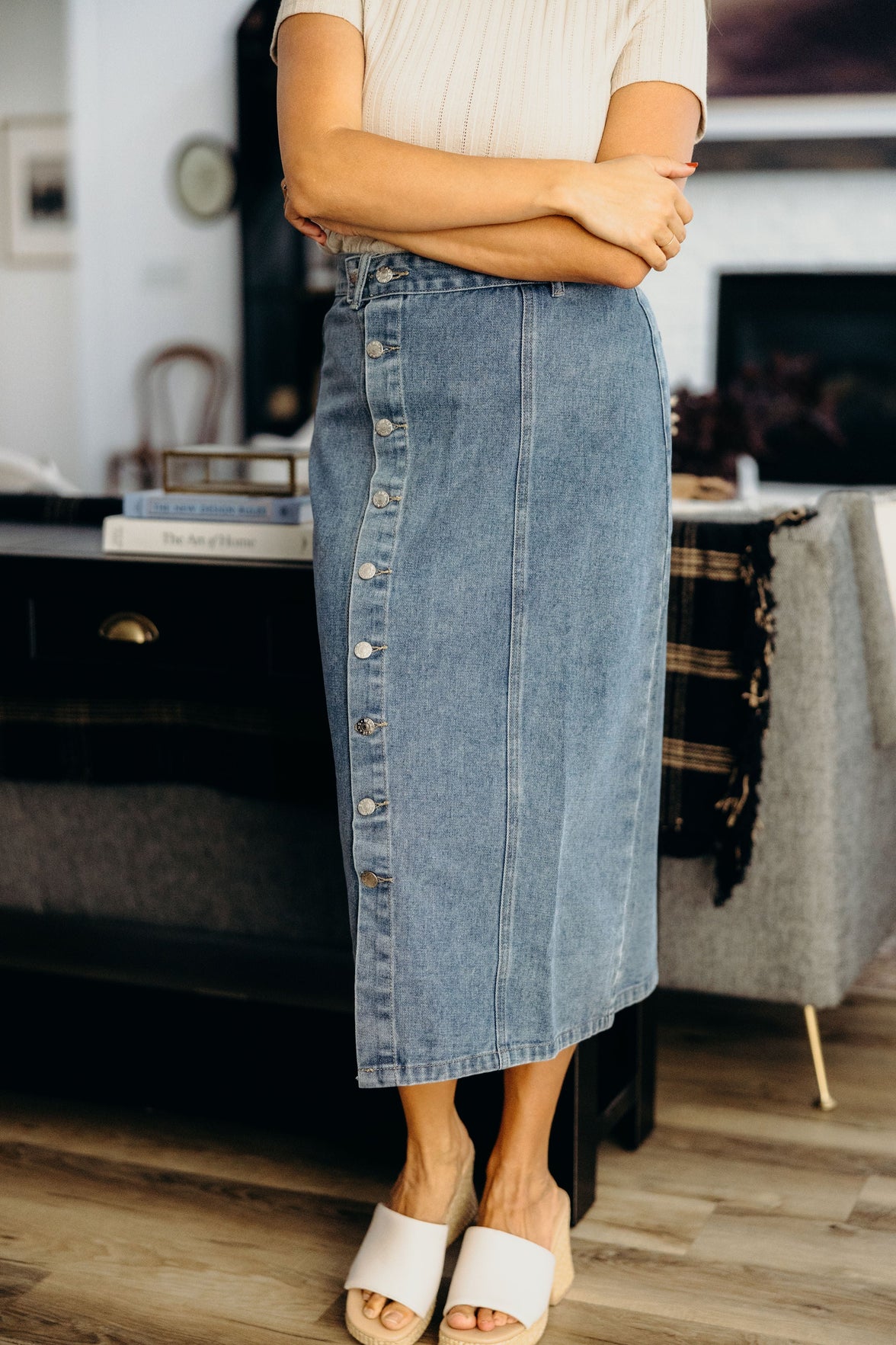 BUTTON FRONT DENIM SKIRT IN MEDIUM WASH