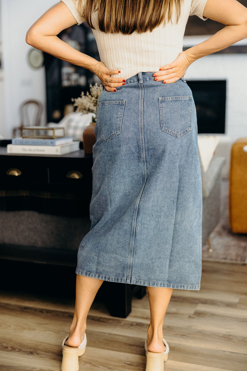 BUTTON FRONT DENIM SKIRT IN MEDIUM WASH