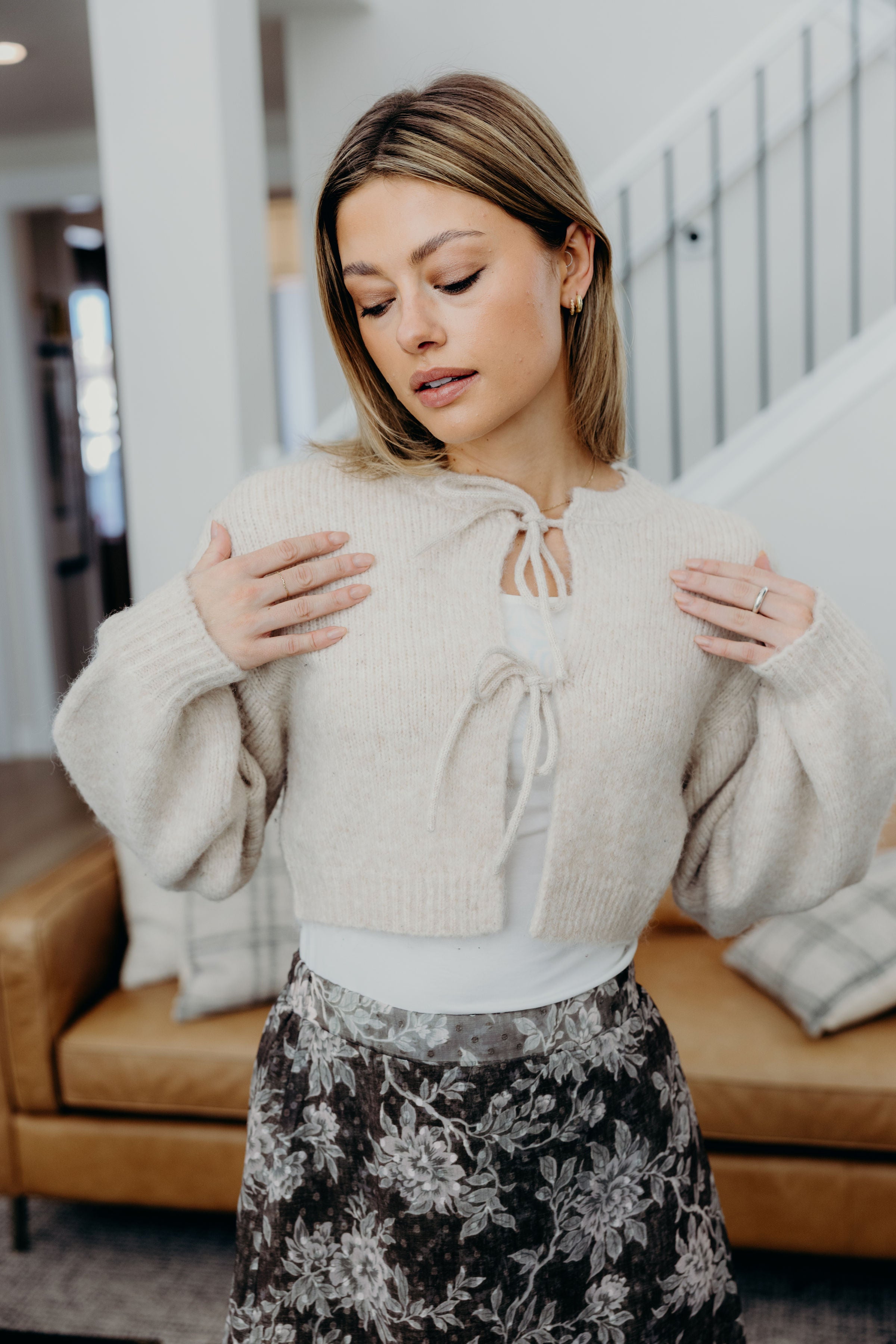 BOW FRONT CROP SWEATER IN HEATHERED OATMEAL