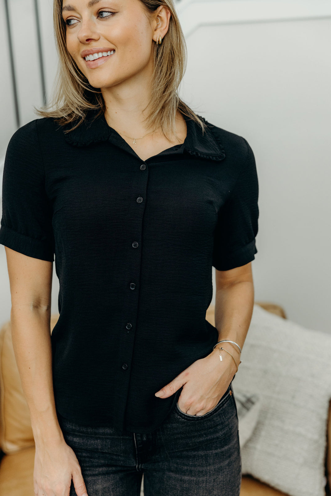 RUFFLED COLLARED BLOUSE IN BLACK