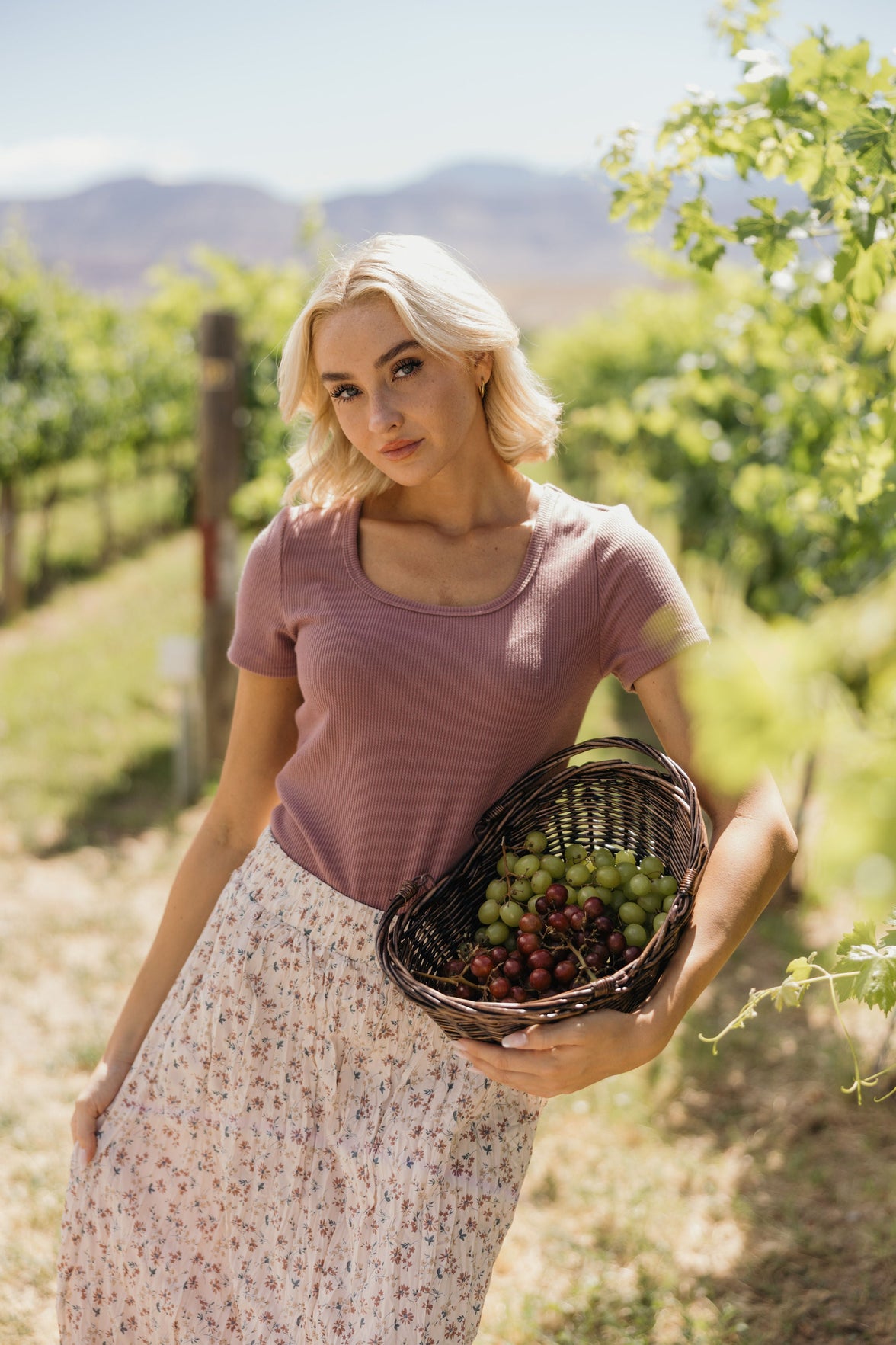 RIBBED SWEATER SCOOP TEE IN FADED FIG