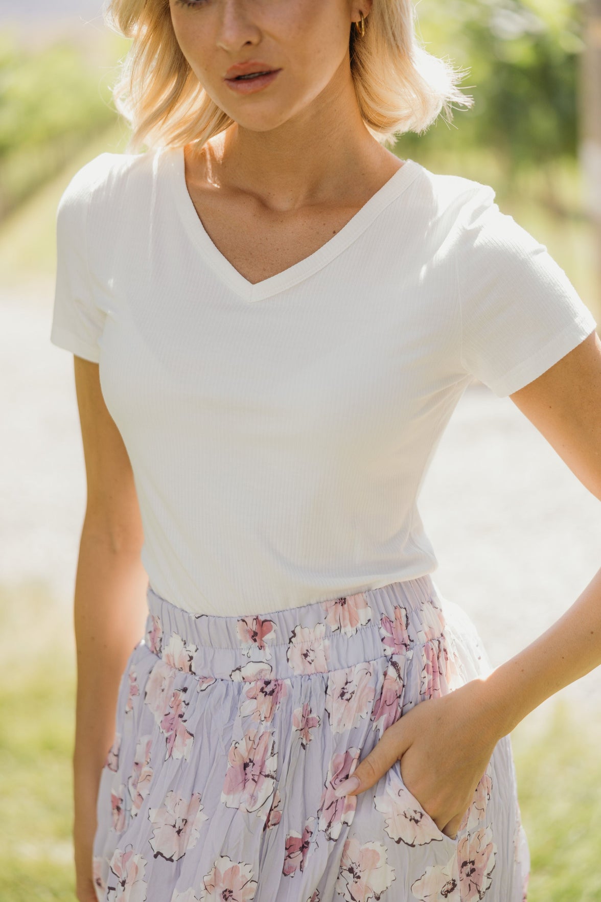 SHORT SLEEVE V-NECK IN WHITE