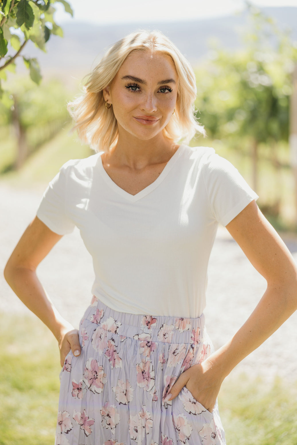 SHORT SLEEVE V-NECK IN WHITE