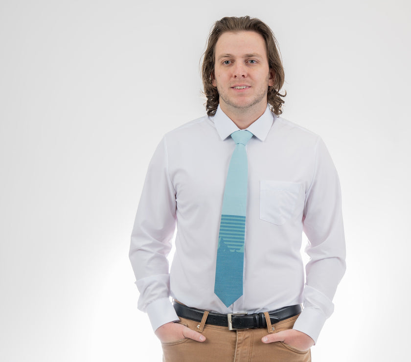 Man wearing a turquoise mountain tie with stripes